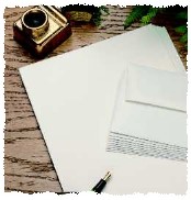 schreibpapier, federhalter und goldfarbenes tintenf��chen