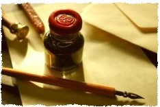 Schreibfeder und Tintenfass auf Schreibpapier