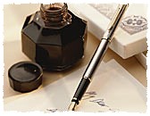 federhalter und schwarzes tintenfass auf schreibpapier